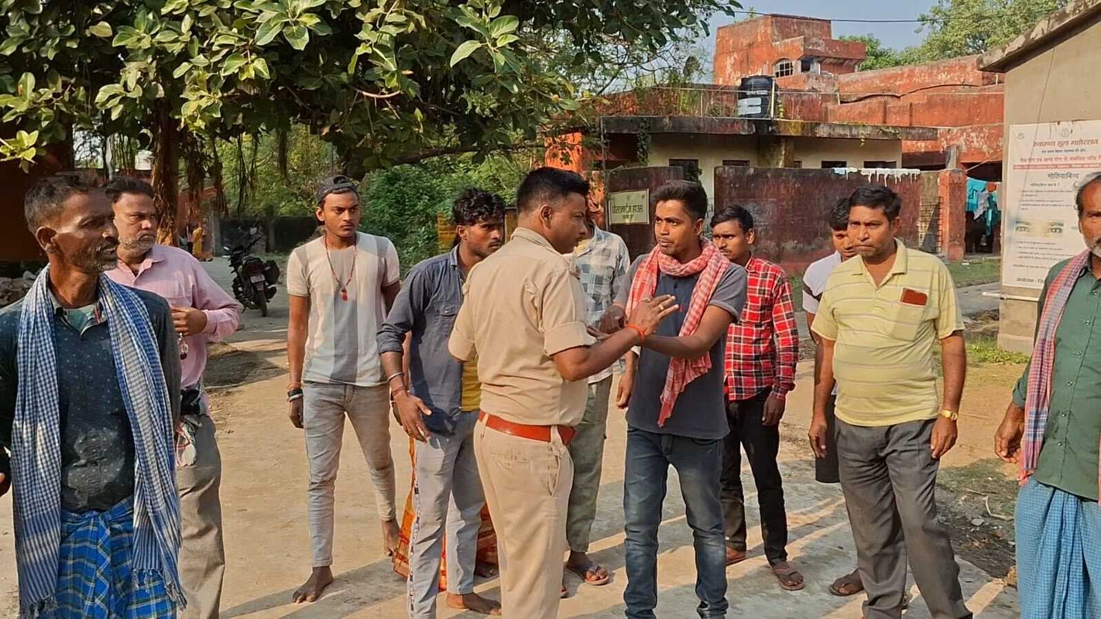 पोस्टमार्टम में देरी होने पर परिजनों ने किया हंगामा