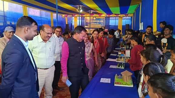 नव प्रभात मिशन स्कूल में सनाया गया बाल दिवस और स्थापना दिवस