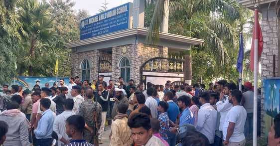 पोस्टमार्टम के बाद शव को स्कूल गेट पर रखकर एक घंटे तक किया सड़क जाम