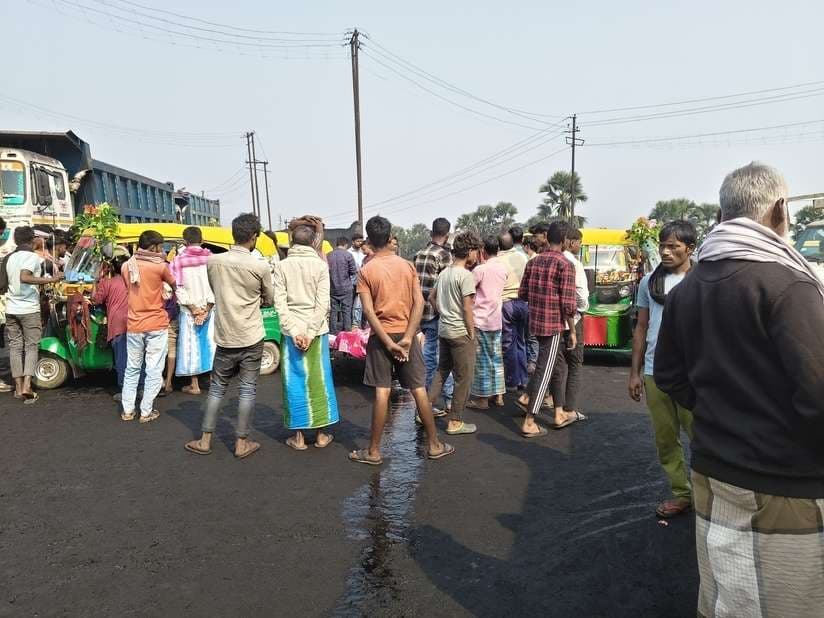 राजमहल कोल परियोजना में सड़क जाम, मुआवजे की मांग को लेकर प्रदर्शन