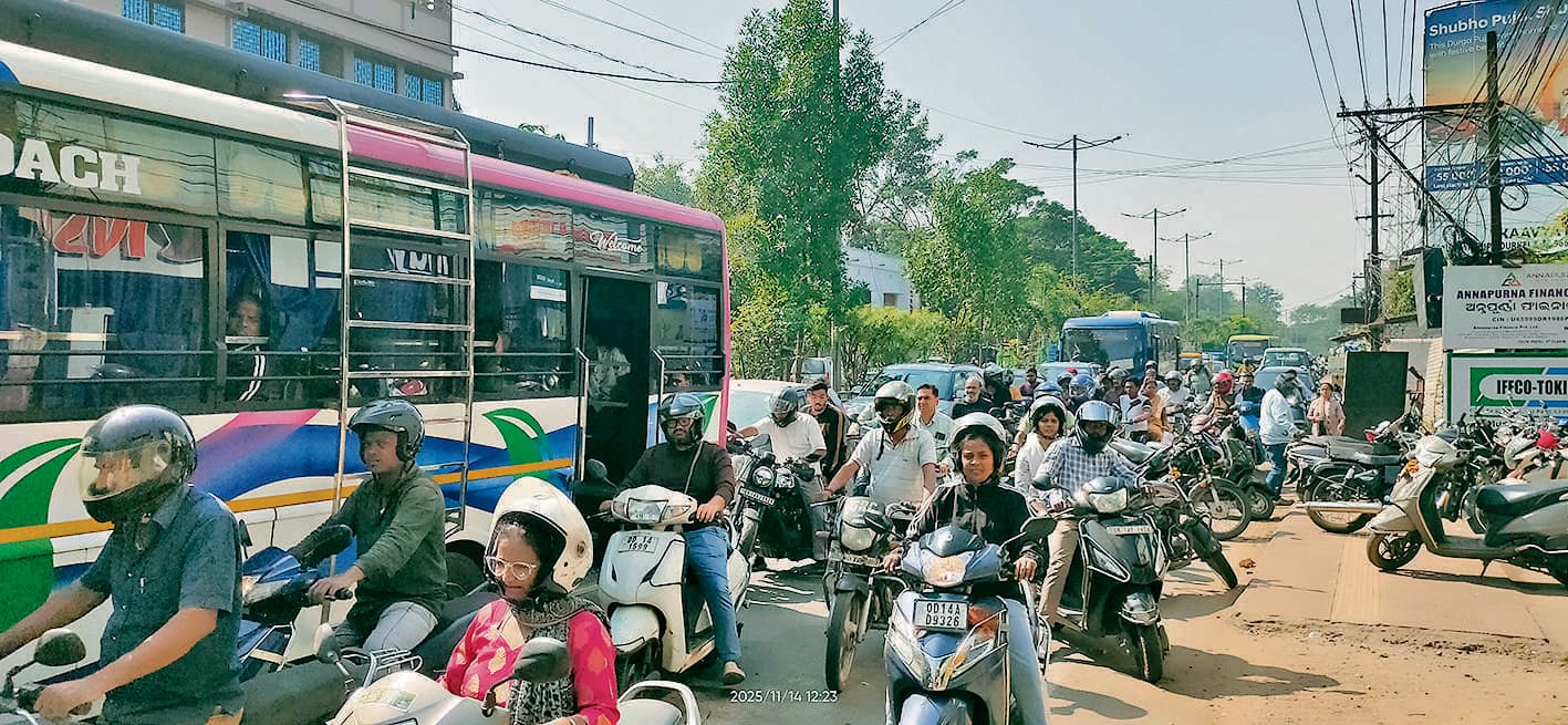 Rourkela News: एसटीआइ-उदितनगर मार्ग पर लगा जाम, लोग रहे परेशान