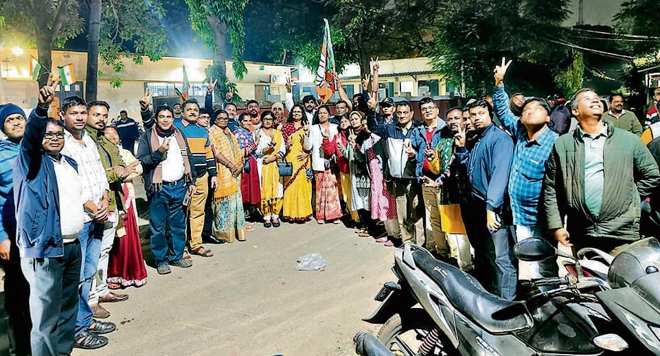 Rourkela News: राउरकेला और बंडामुंडा में मना भाजपा की जीत का जश्न, जमकर की आतिशबाजी, बांटी मिठाई