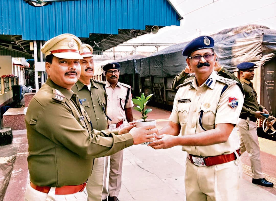 Chaibasa News : लंबित मामलों का समय पर करें निष्पादन : डीआइजी