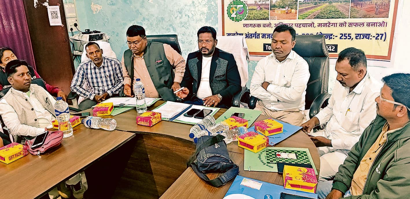 Seraikela kharsawan News : शहीद स्मारक परिसर की साफ सफाई व सुरक्षा व्यवस्था पर जोर