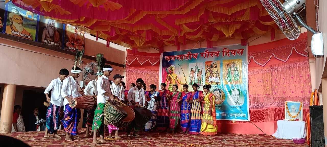 East Singhbhum News : बहनों ने सामूहिक नृत्य प्रस्तुत कर लोगों का मन मोहा