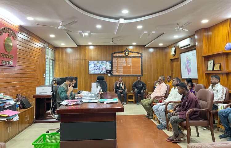 Seraikela Kharsawan News : सर! आवेदन के बाद भी नहीं मिल रहा मंईयां योजना का लाभ