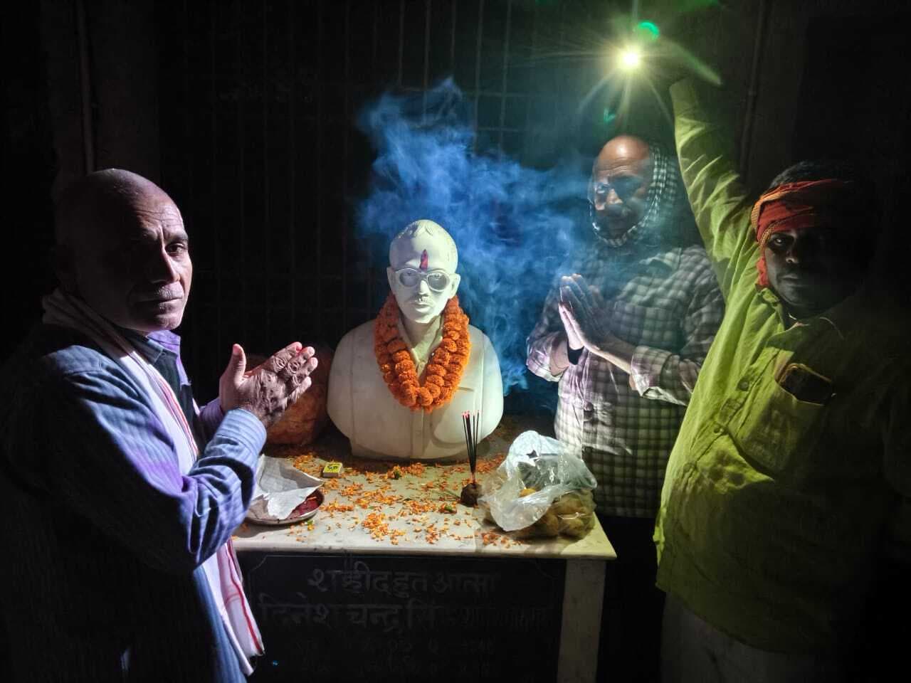 विजय कुमार सिन्हा की जीत पर बांटी गयी मिठाई