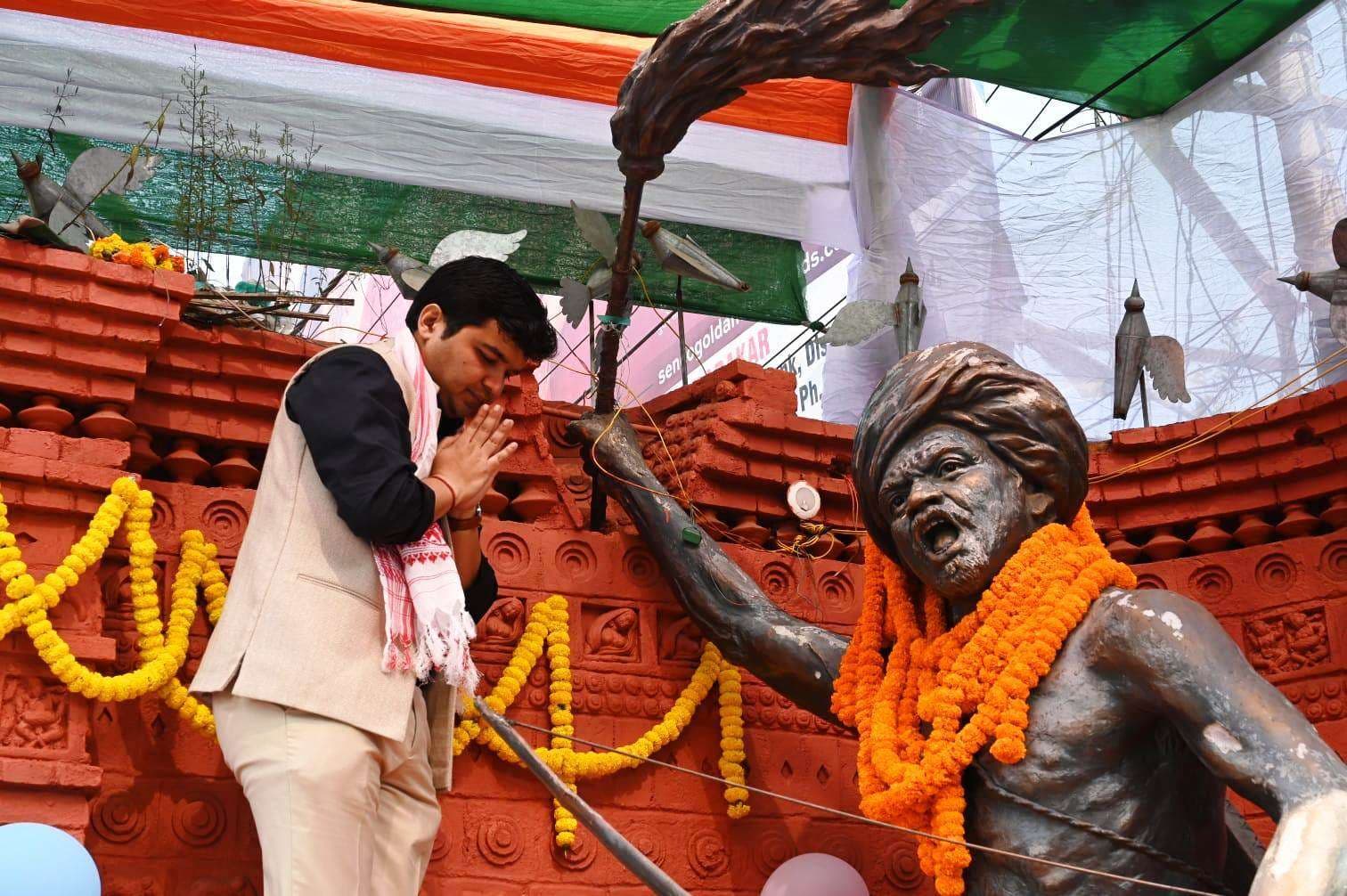 डीसी-एसपी ने धरती आबा को दी विनम्र श्रद्धांजलि
