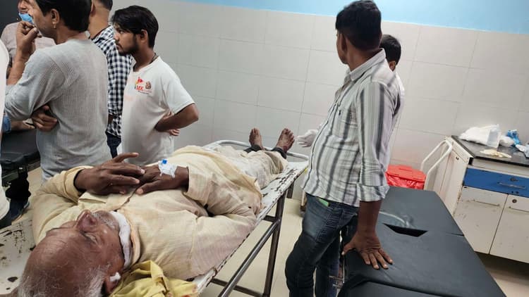 Bhojpuri News:अलग-अलग सड़क हादसों में बुजुर्ग समेत दो लोग घायल, सदर अस्पताल में भर्ती