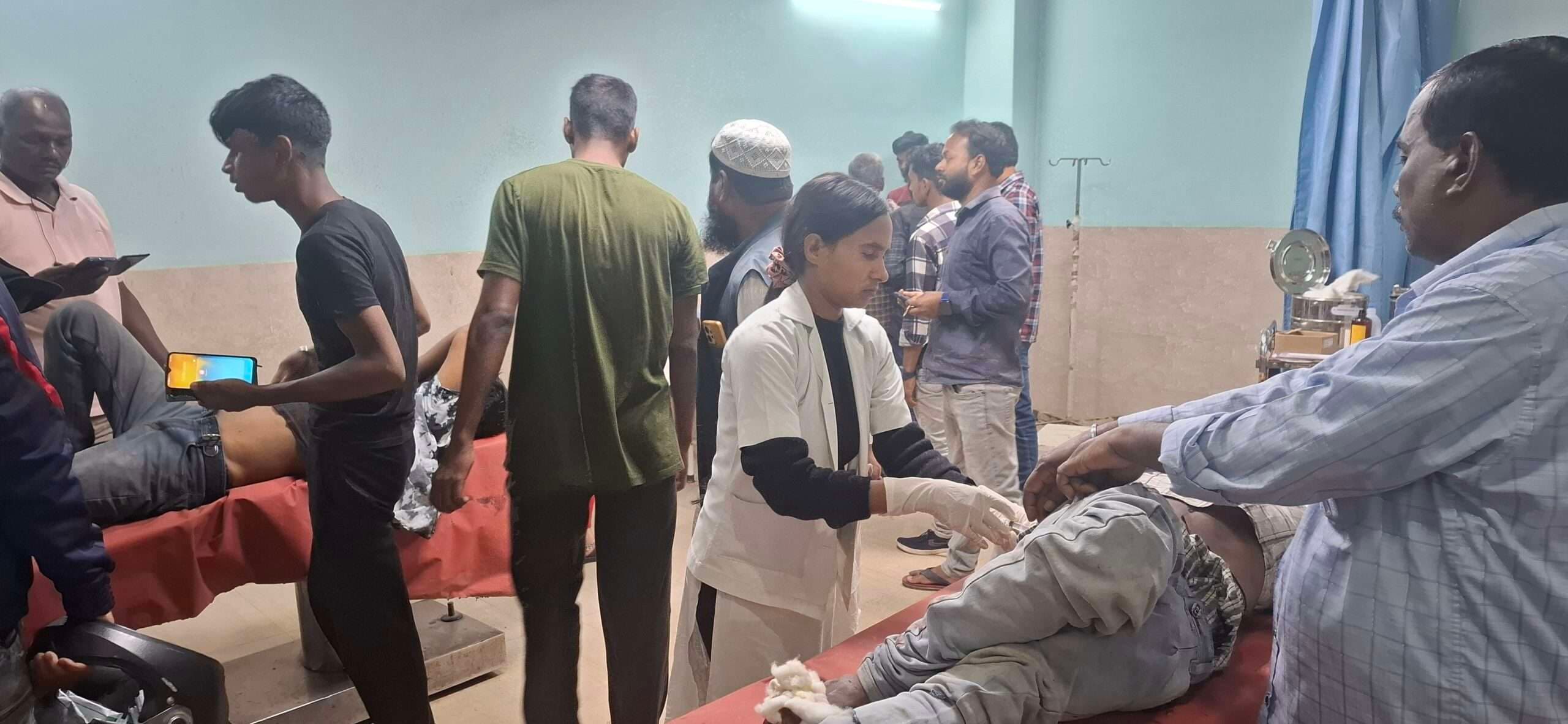 दो बाइकों की टक्कर में तीन लोग घायल, रेफर