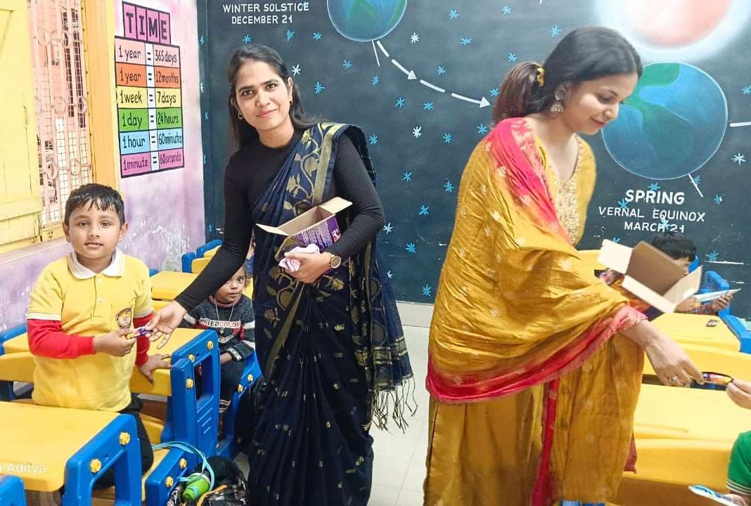 केक व टॉफी की मिठास के साथ बच्चों ने मनाया बाल दिवस