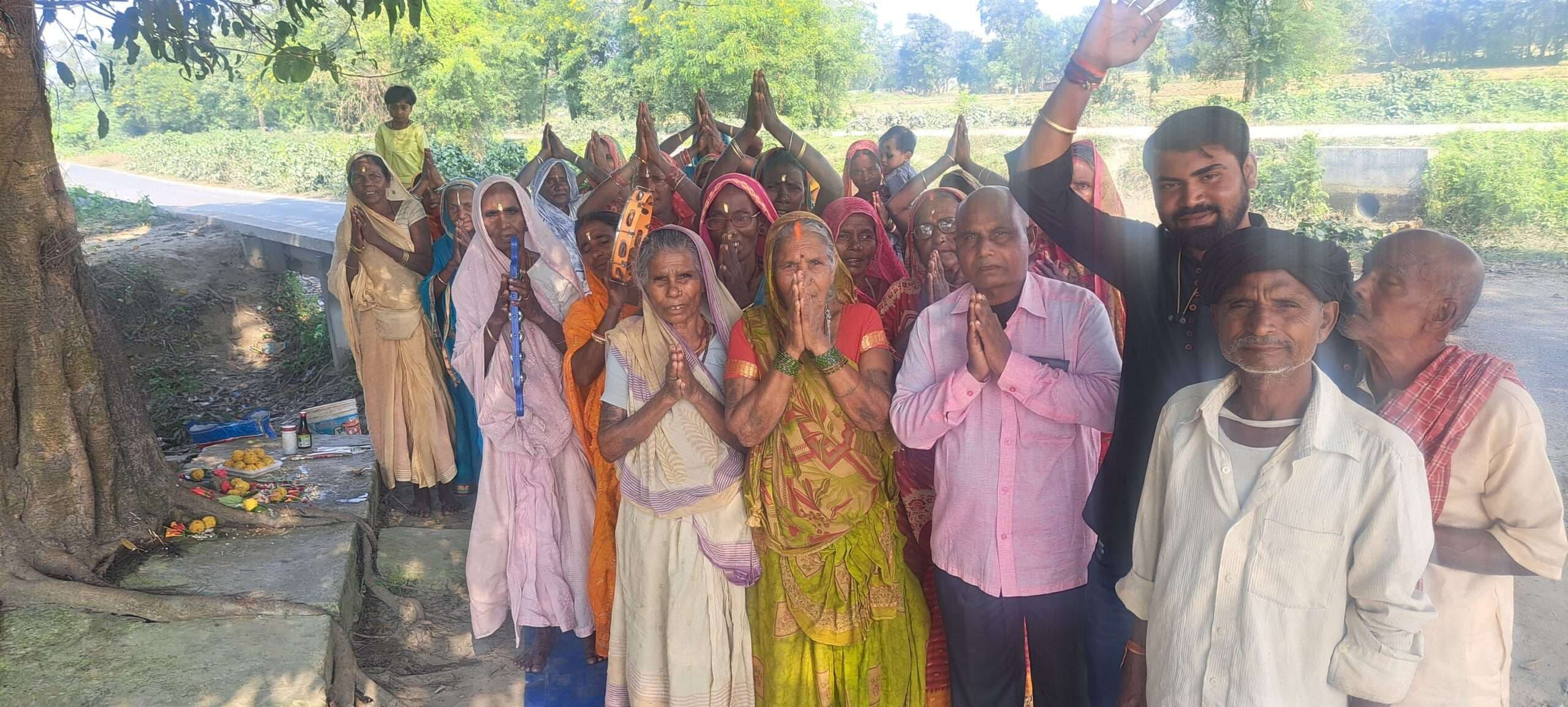 नीरज सिंह की जीत पर विषहैर स्थान में महिलाओं ने की पूजा अर्चना