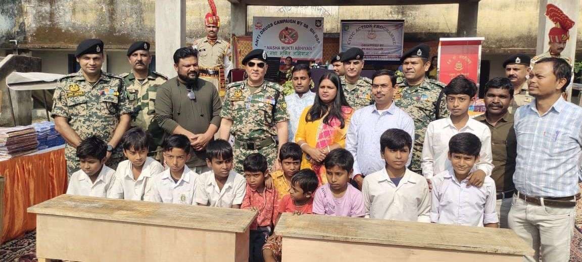 बीएसएफ ने बच्चों में खेल सामग्री का किया वितरण