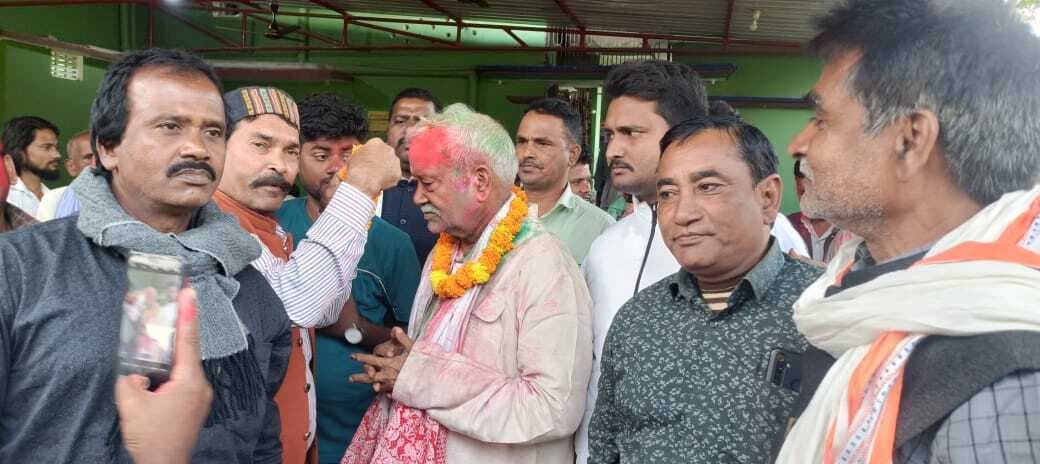 नरेंद्र नारायण यादव ने आठवीं बार जीत पर कार्यकर्ताओं में खुशी