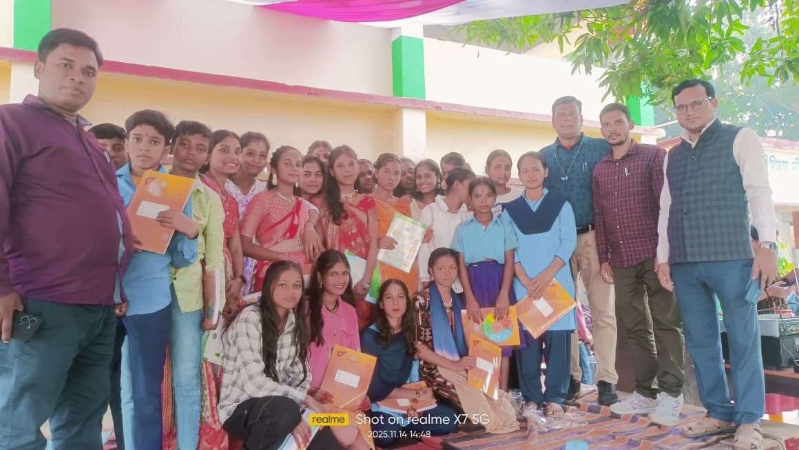 केक काटकर छात्रों ने मनायी पूर्व पीएम जवाहर लाल नेहरू की जयंती