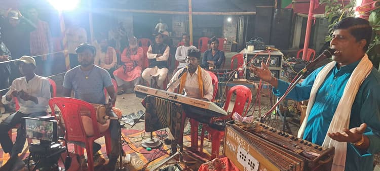 भक्ति गीतों पर देर रात तक झूमते रहे लोग