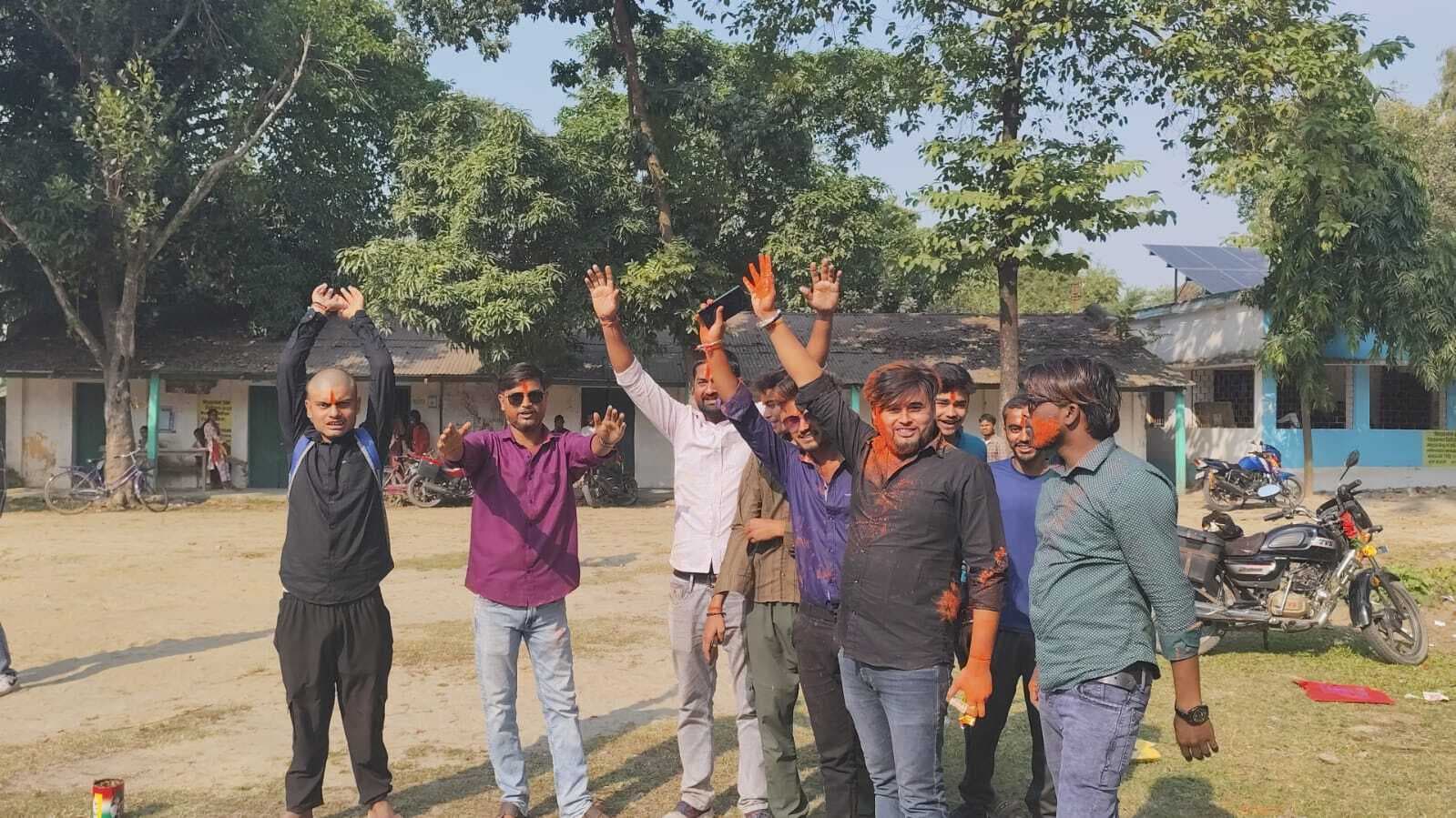 एनडीए की जीत पर छात्रों ने की आतिशबाजी, मिठाई भी बांटे