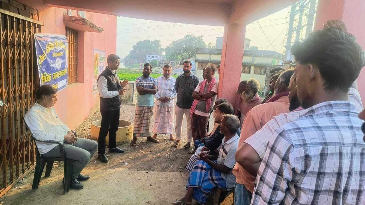 ग्रामीणों को निशुल्क विधिक सहायता की दी गयी जानकारी