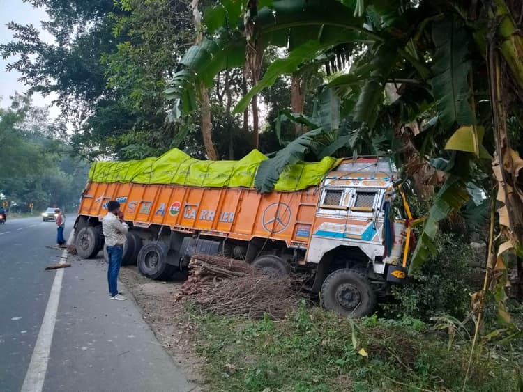 लोडेड तेज रफ्तार ट्रक दुर्घटनाग्रस्त, बड़ा हादसा टला