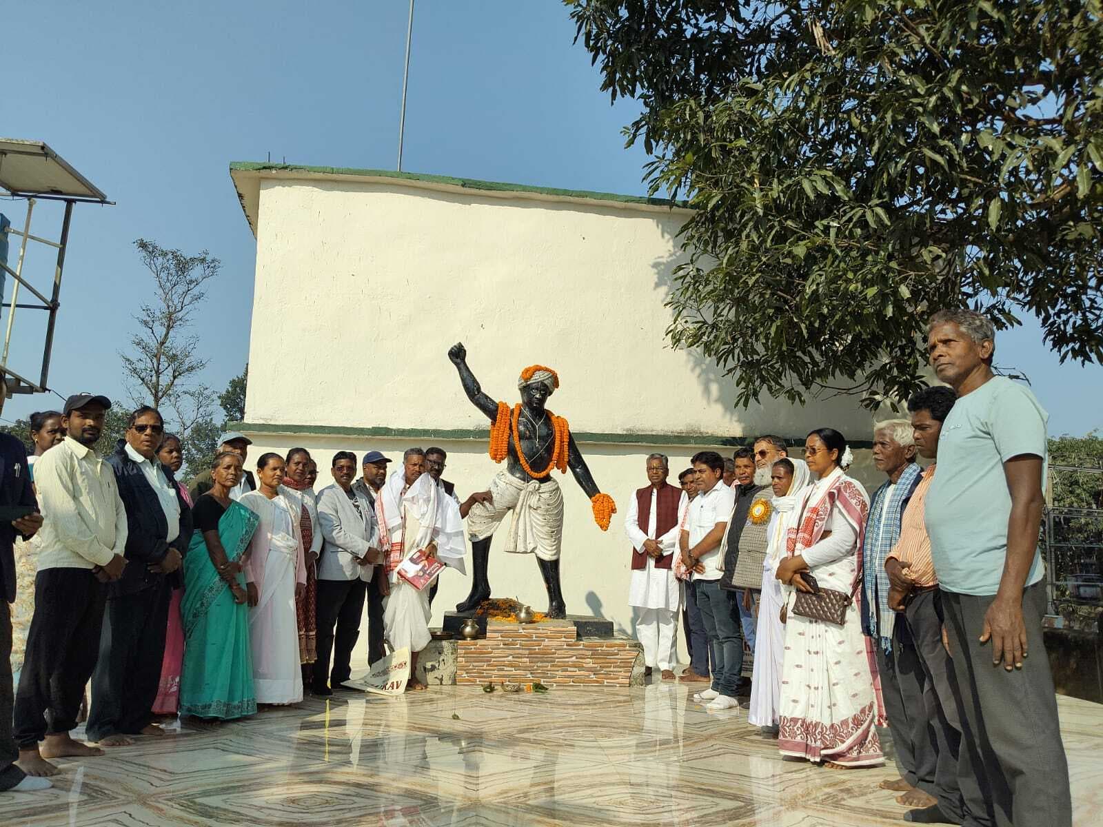 सांसद ने की भगवान बिरसा मुंडा की पूजा-अर्चना