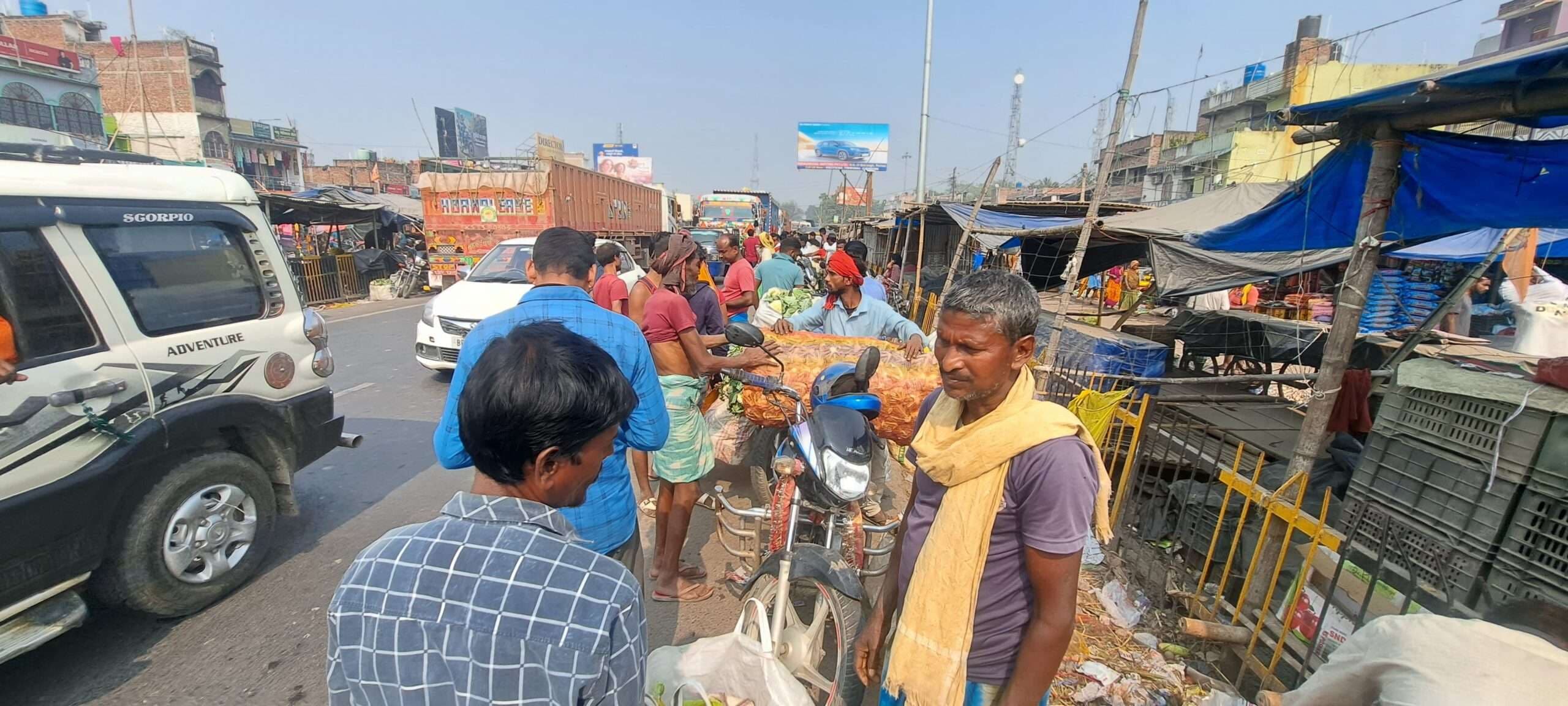 एनएच-31 किनारे किसान सब्जी बेचने को मजबूर, नपं से नहीं मिल रही सुवधा