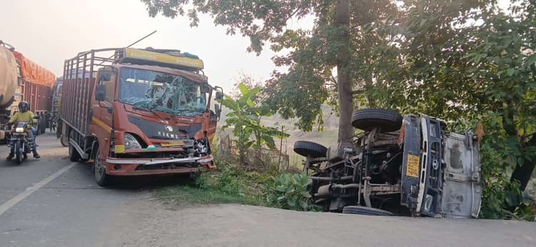 तीन ट्रक आपस में टकराये, एक पलटा, हताहत नहीं