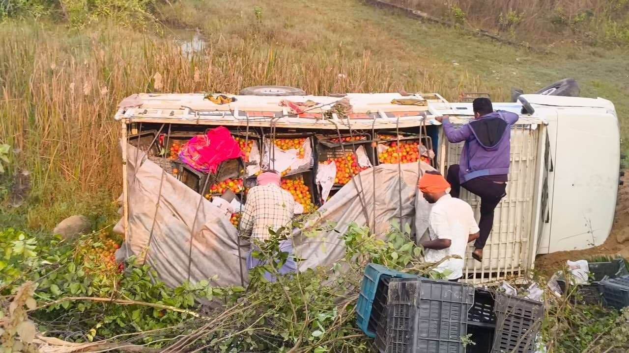 हादसा : टमाटर लदा पिकअप वैन पलटा, बच गयी चालक की जान