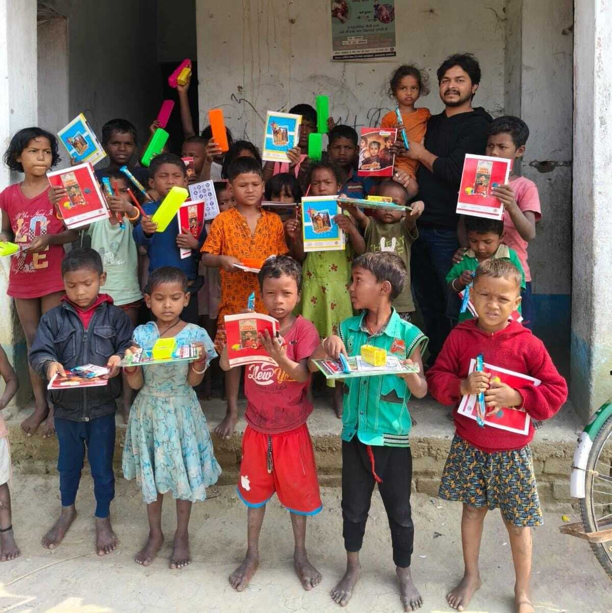 स्थापना : एनएसयूआइ ने स्कूली बच्चों के बीच बांटी शिक्षण सामग्री