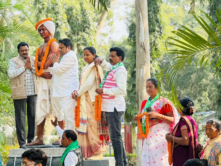 भगवान बिरसा मुंडा को दी गयी श्रद्धांजलि