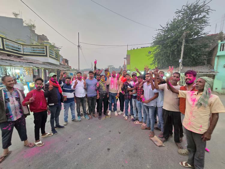 ढोल-नगाड़े के साथ समर्थकों ने जश्न मनाया