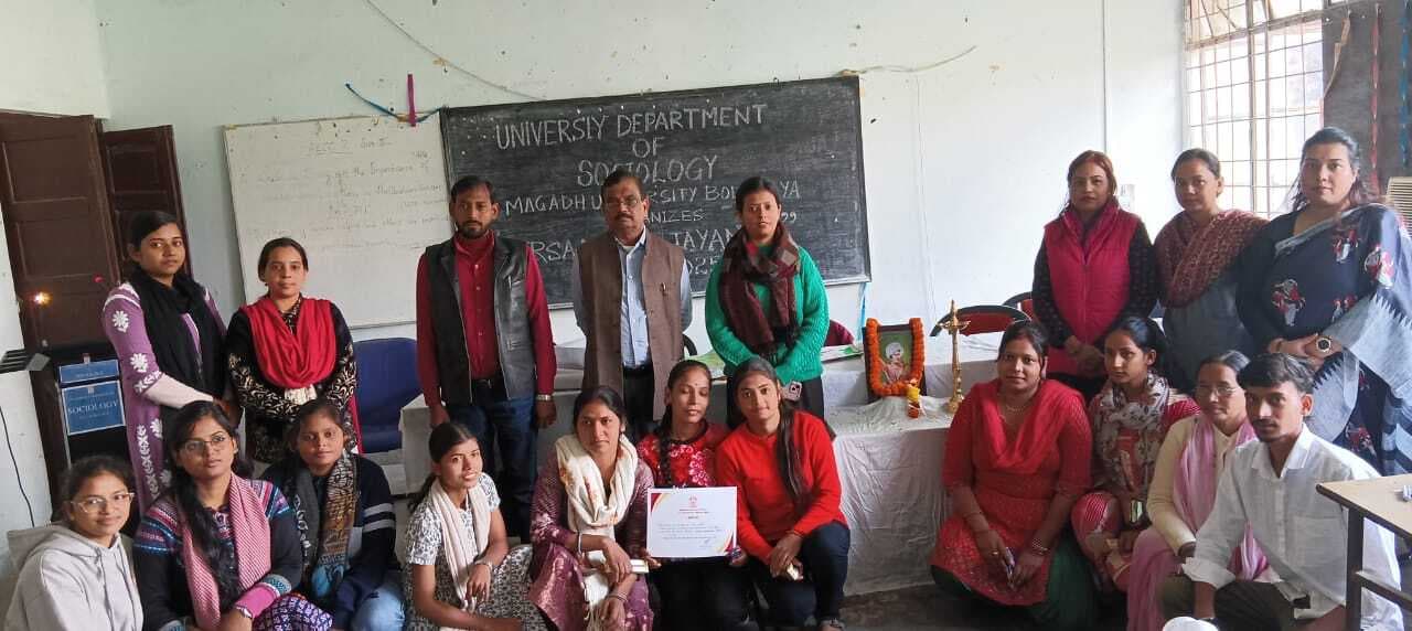 बिरसा मुंडा ने आदिवासियों के अधिकारों की रक्षा के लिए किया आंदोलन