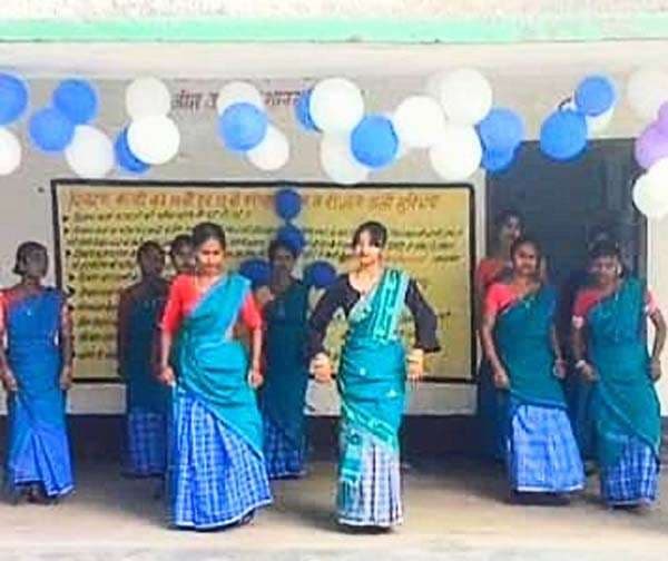 उच्च विद्यालय में मना स्थापना दिवस, लोक नृत्य से छात्राओं ने बांधा समा