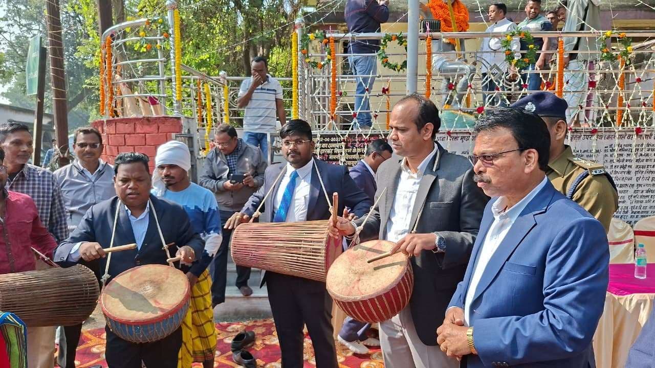 आदिवासी अस्मिता के संरक्षक थे बिरसा मुंडा : डीसी