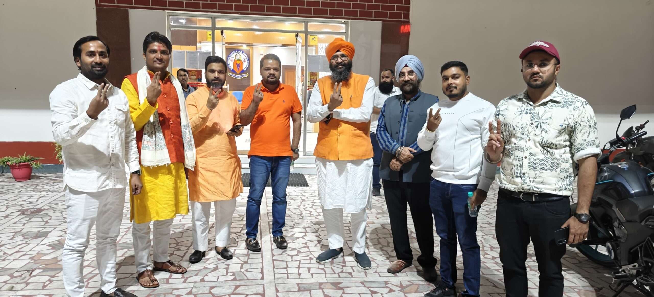 विज्ञापनदता है -  एनडीए की जीत का एमजीएम कालेज में मनाया गया जश्न