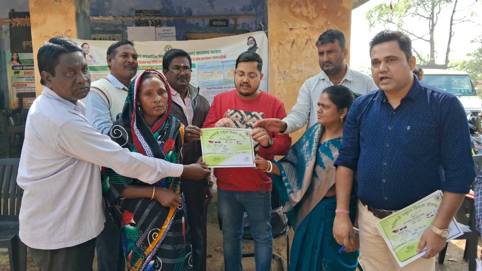 पशुपालन विभाग ने बत्तख के चूजे का किया वितरण