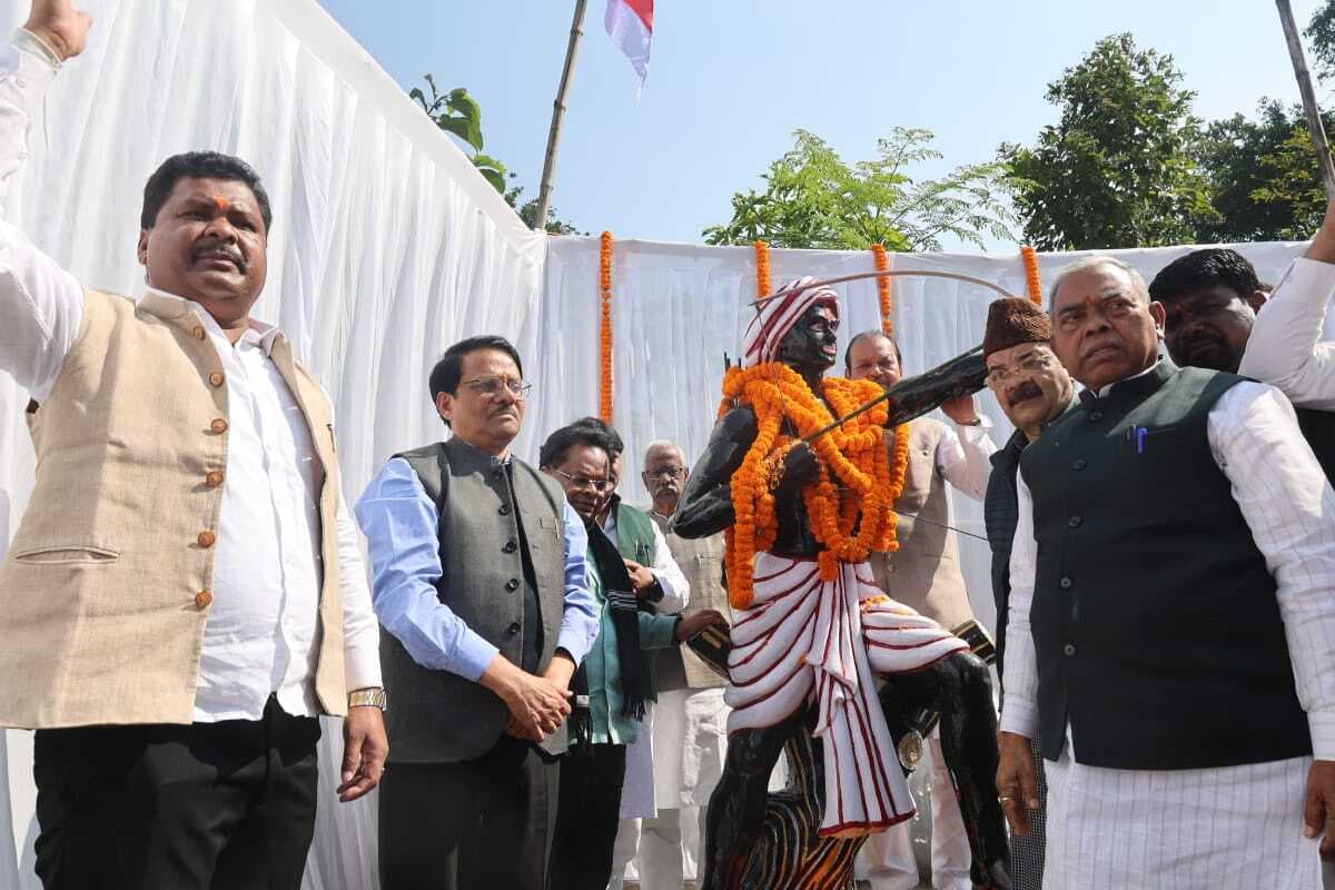 जयंती पर धरती आबा को दी श्रद्धांजलि