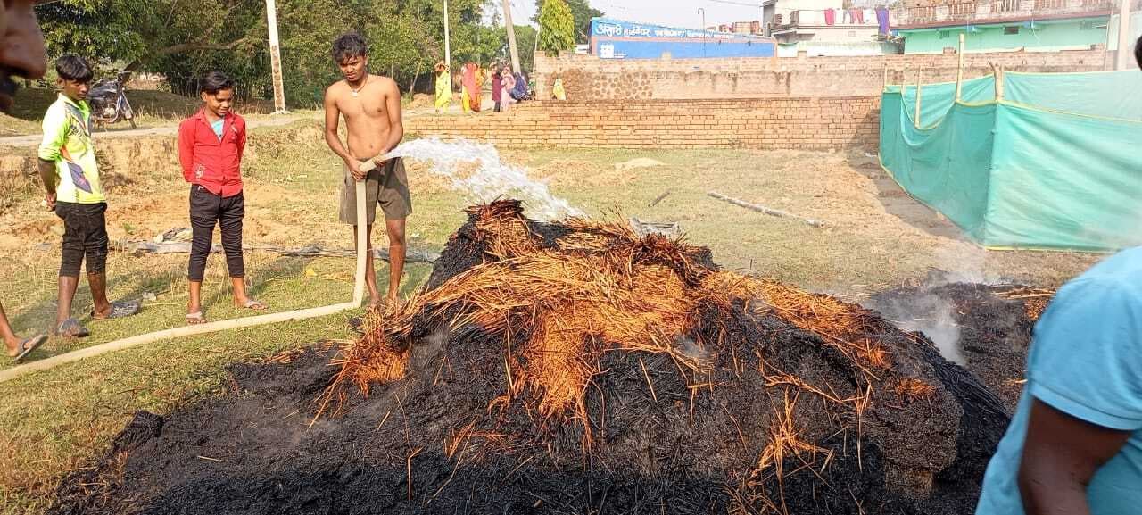 फागूडीह में ट्रैक्टर में लगी आग, धान जलकर राख