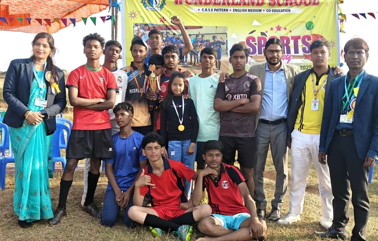 प्रतियोगिता में विजेता बच्चों को मिला पुरस्कार