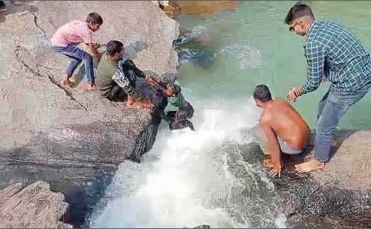 हुंडरू जलप्रपात में डूब रहे तीन स्कूली बच्चों को पर्यटनकर्मियों ने बचाया