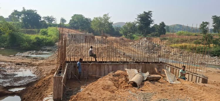 Giridih News :ग्रामीणों ने लगाया पुल निर्माण में अनियमितता का आरोप