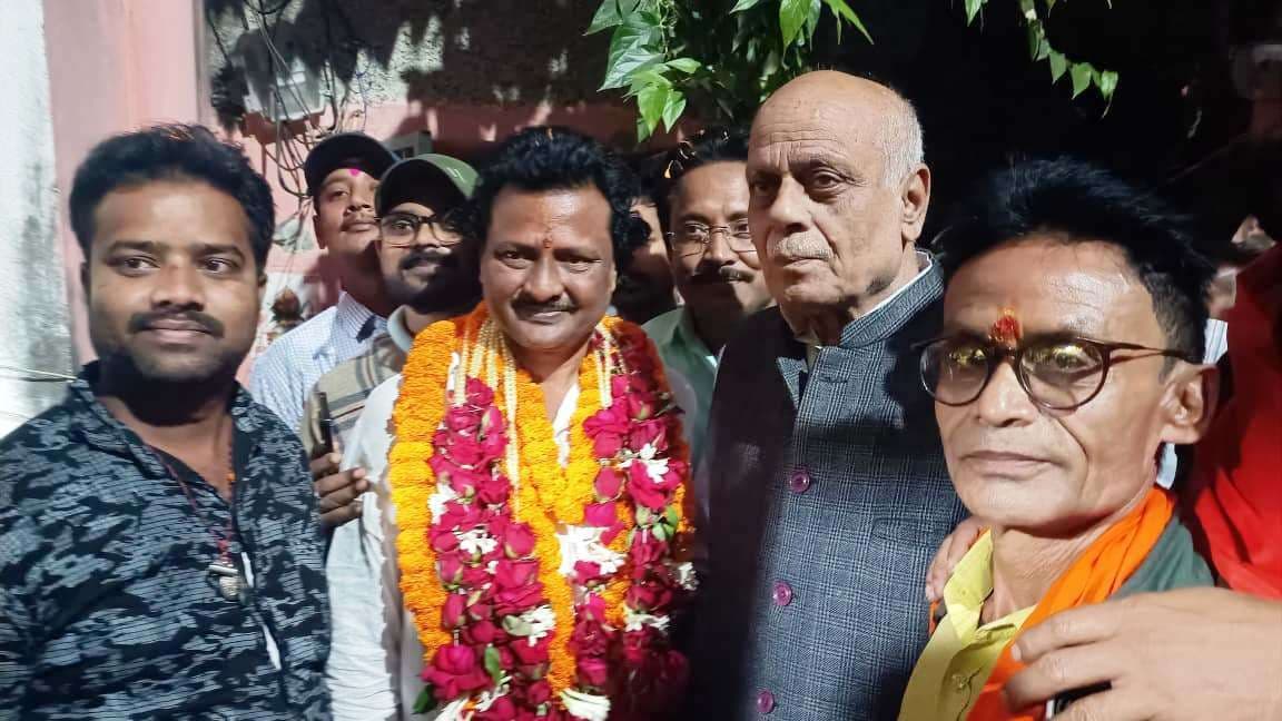 कुमार प्रणय के तारापुर पहुंचते ही लगे जिंदाबाद के नारे, मां व पत्नी ने उतारी आरती