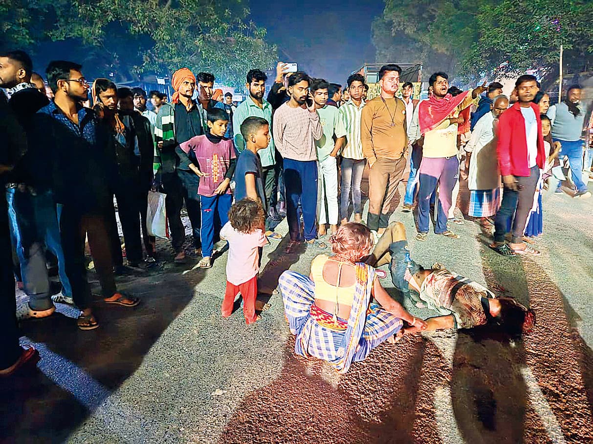 Bhojpuri News:कोईलवर में ट्रक से कुचल कर घर जा रहे मजदूर की मौत, सड़क जाम