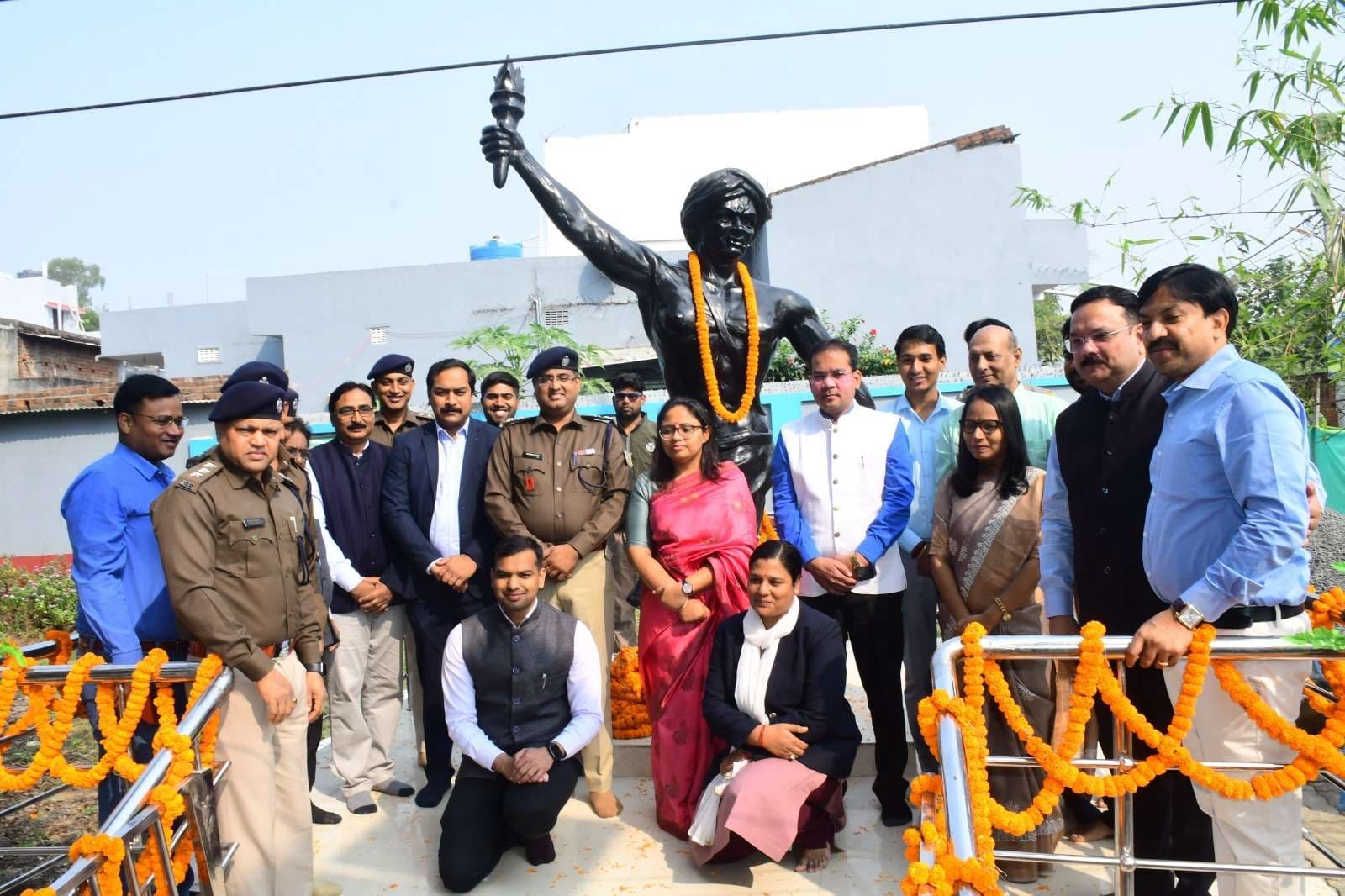डीसी व एसपी ने बिरसा मुंडा की प्रतिमा पर किया माल्यार्पण