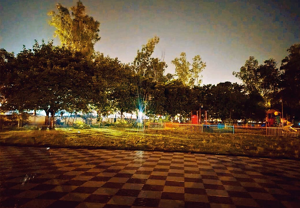 Bhojpuri News:वीर कुंवर सिंह मैदान में सुविधाओं की उपेक्षा से नगरवासी परेशान