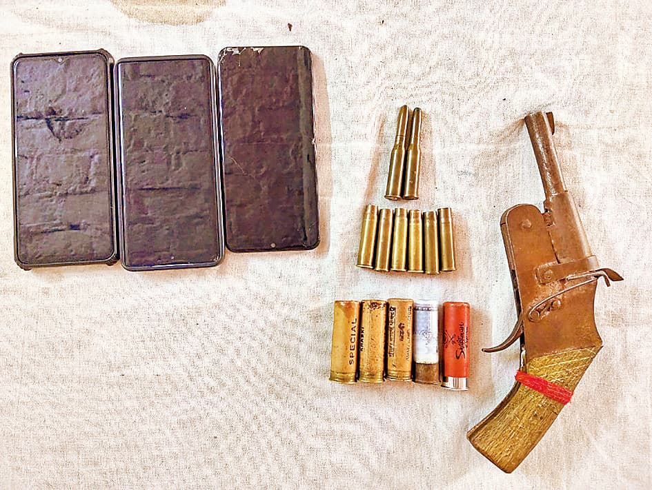 Bhojpuri News:तमंचे के साथ हत्या में वांछित सहित चार गिरफ्तार