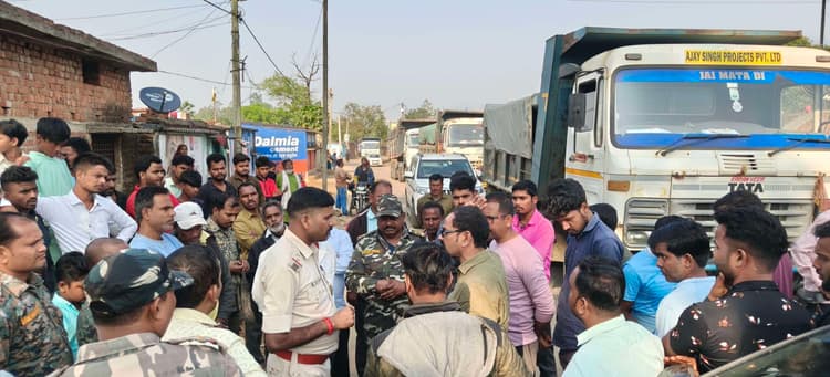 Bokaro News : व्यवसायी पर हमला, पत्नी का पर्स और जेवरात लूटे, घंटों रहा जाम