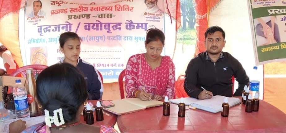 Bokaro News : त्रियोनाला में लगा निःशुल्क शिविर, 300 ग्रामीणों की हुई जांच