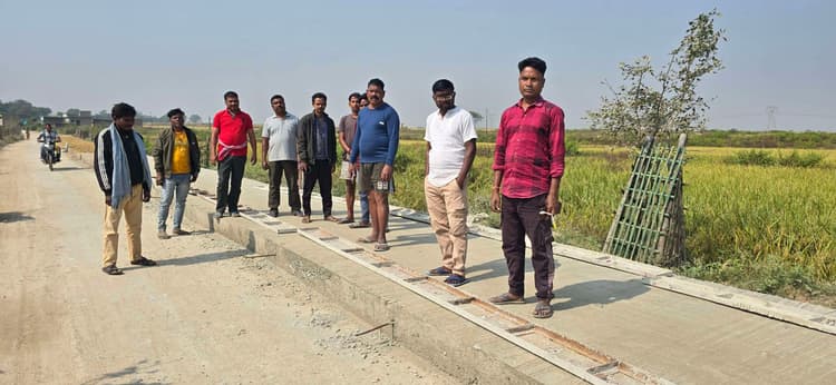 Chaibasa News : ढलाई के साथ ही पीसीसी सड़क में दरारें, ग्रामीणों ने काम रोका