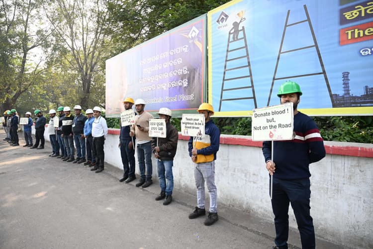 Rourkela News: रेल क्रॉसिंग पर रुकें-देखें, फिलआगे बढ़ें, हेडफोन के इस्तेमाल से बचें