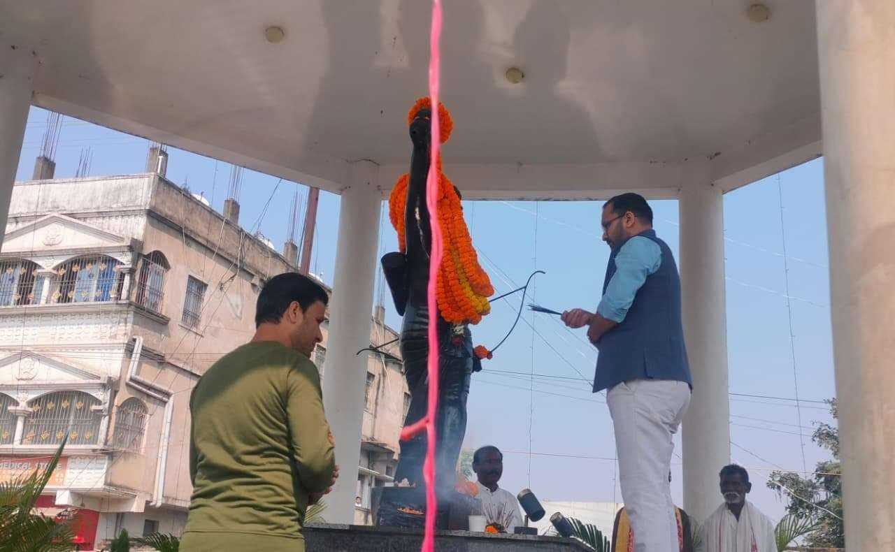 Seraikela Kharsawan News : बिरसा मुंडा का संघर्ष व त्याग ही झारखंड की अस्मिता की आधारशिला : उपायुक्त